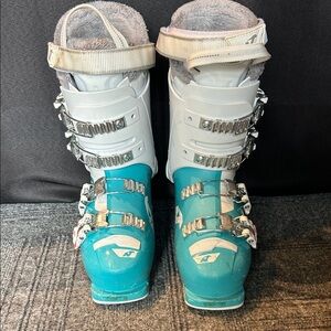 kids blue pink and white ski boots, mondopoint is 22/22.5